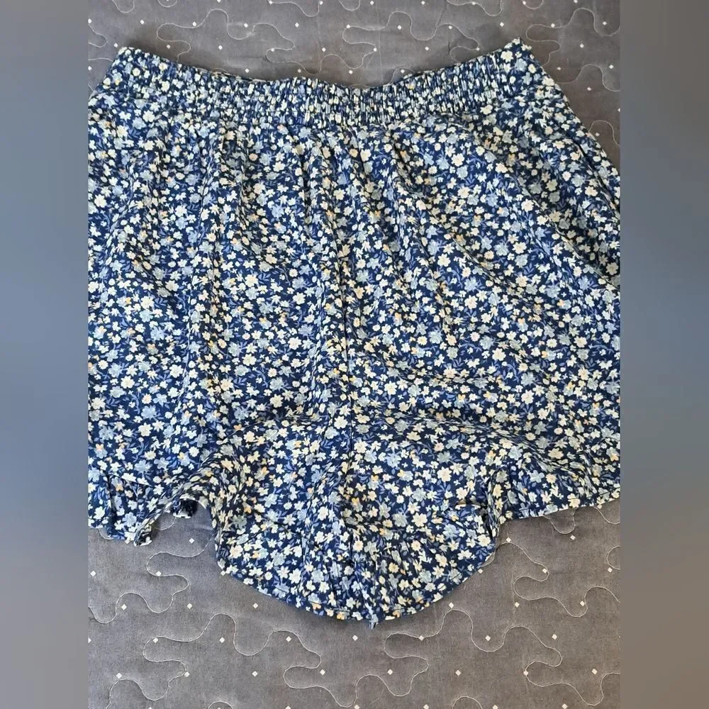 Paper Crane blue floral shorts size small